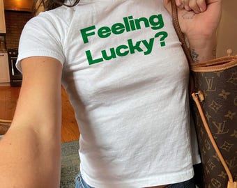 Gefühl glücklich Baby T-Shirt Lustige St Patricks Day Shirt Y2K Baby T-Shirt Glückliche Mädchen Shirt St. Pattys Day T-Shirt Kleeblatt Shirt Bar Crawl Geschenk für sie