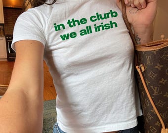 Im Clurb sind wir alle irisch Baby T-Shirt Lustig St Patricks Day Shirt Y2K Baby T-Shirt St Pattys Tag T-Shirt Bar Crawl Shirt Irish Party Tee Geschenk für sie