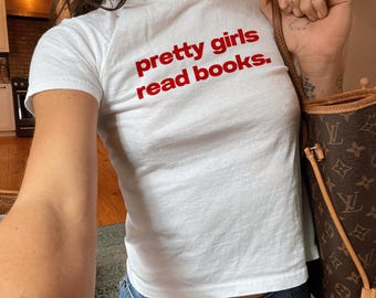 可愛い女の子が本を読むベビーTシャツ、面白いBooktokギフト、Y2K美的シャツ、本好きギフト、本好きシャツ、リーダーTシャツ、ホットな女の子が本を読むギフト、彼女