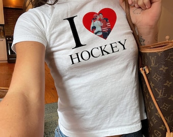 Ilya Shane Baby T-Shirt I Herz Hockey Rivalität Shirt Beheiztes TV T-Shirt Booktok Geschenk Gay Hockey Romantik Buch-Liebhaber-Geschenk Hudson Williams Geschenk für sie
