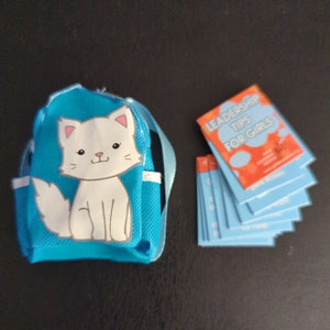 Bedarf - Fabrik-Puppengeldbeutel - Lottie, Schultage, Rucksack und Führungspitzen für Mädchen - für das individualisieren von Puppen & andere Projekte.
