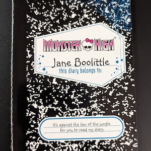Könnte beinhalten: Ein schwarz-weißes Notizbuch mit einem Monster High-Logo und dem Text "Jane Boolittle this diary belongs to:". Das Notizbuch hat ein schwarz-weißes kariertes Muster und den Text "It's against the law of the jungle for you to read my diary."