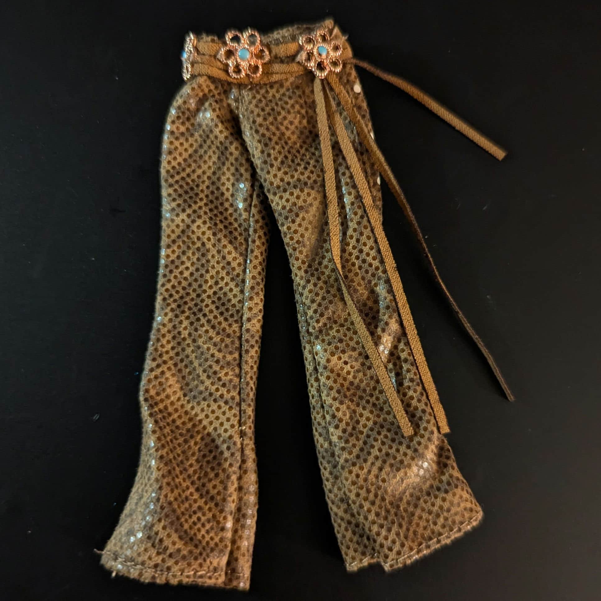 Wallpaper Mural - Hanging branches and birds - Wallpaper Murals, image size:1933x1933