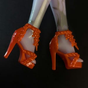 Zubehör - Werkspuppenschuhe in der Größe Monster High G1 **Little Sister** - für Individualisierung von Puppen und andere Projekte.