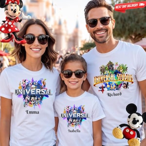 Może przedstawiać: Białe koszulki z grafiką Universal Studios. Koszulki zawierają słowo "Universal" z postaciami z kreskówek. Rodzina nosi okulary przeciwsłoneczne. Na koszulkach wydrukowano imiona "Emma", "Isabella" i "Richard".