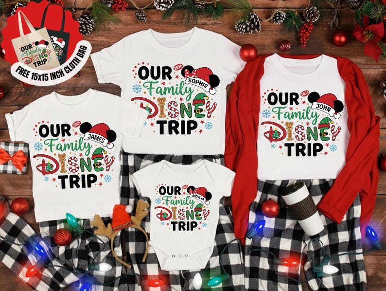 Puede incluir: Una colecci&oacute;n de camisetas blancas y un body con el texto "OUR Family DISNEY TRIP" en un dise&ntilde;o festivo. Las camisetas presentan orejas de Mickey Mouse con nombres y gorros de Pap&aacute; Noel. Tambi&eacute;n se incluye una camisa de manga larga roja y blanca. Tambi&eacute;n se muestra una bolsa de tela gratuita de 38x38 cm.