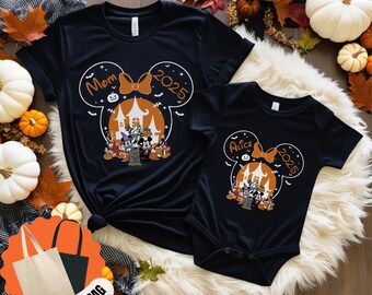 Camisetas familiares a juego de Disney para Halloween 2026, camiseta personalizada con nombre de fantasma, camiseta de Mickey y calabaza para viaje espeluznante para mamá, papá e hijos.