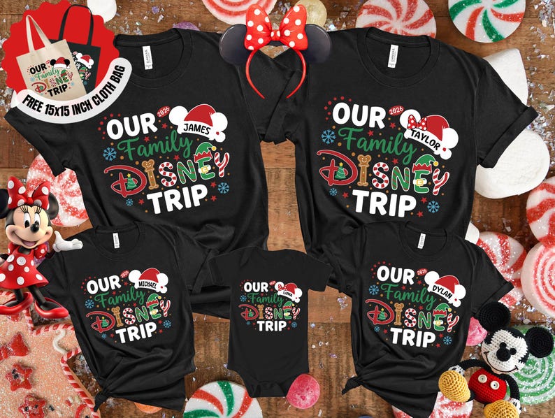 Puede incluir: Camisetas negras a juego para la familia con el texto "OUR Family DISNEY TRIP" en rojo, verde y blanco. Las camisetas tienen nombres personalizados debajo de un gorro de Pap&aacute; Noel. Tambi&eacute;n se ven una diadema de Minnie Mouse y una bolsa de mano.
