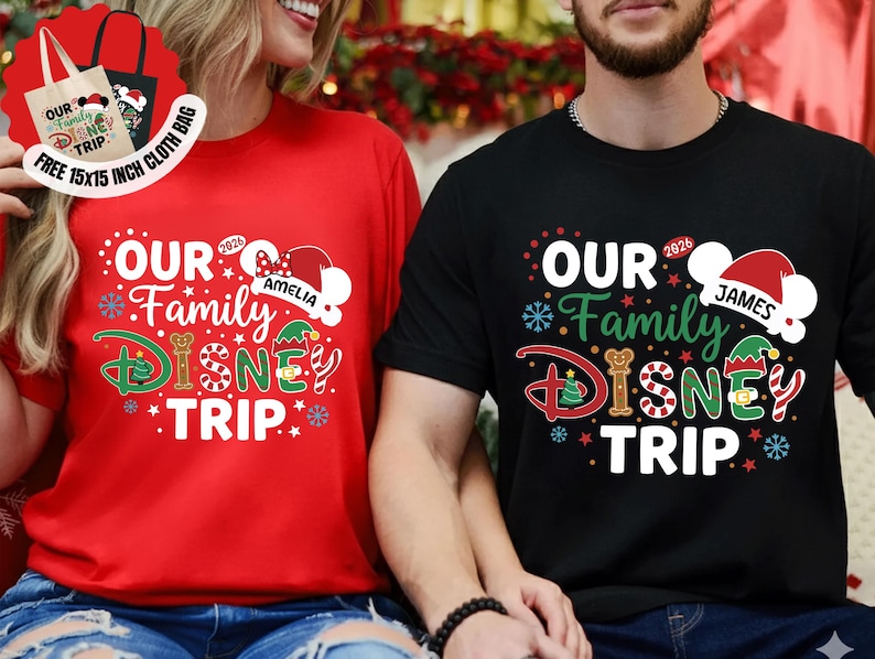 Puede incluir: Camisetas rojas y negras con el texto "Our Family Disney Trip" en un dise&ntilde;o festivo. La camiseta roja tiene el nombre "Amelia" y la camiseta negra tiene el nombre "James". La imagen tambi&eacute;n muestra una bolsa de tela gratuita de 38x38 cm.