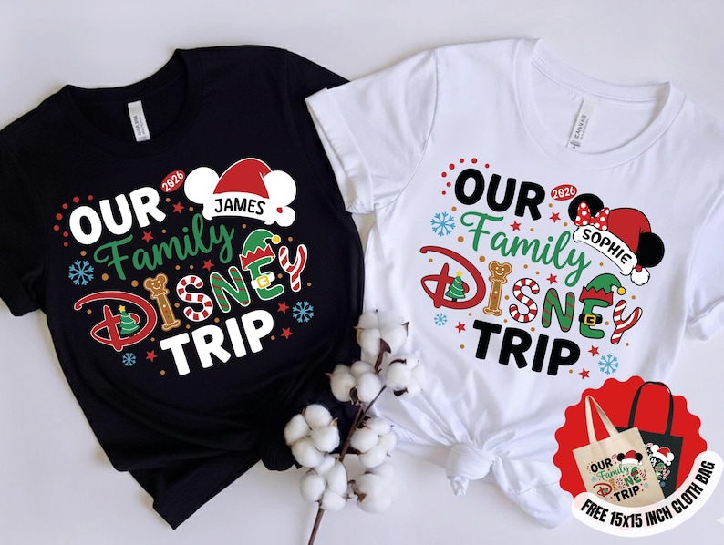 Puede incluir: Camisetas negras y blancas con el texto "OUR Family DISNEY TRIP" en un dise&ntilde;o festivo. El dise&ntilde;o incluye un gorro de Pap&aacute; Noel, orejas de Mickey Mouse y los nombres "James" y "Sophie". Tambi&eacute;n se incluye una bolsa de tela gratuita de 38x38 cm.