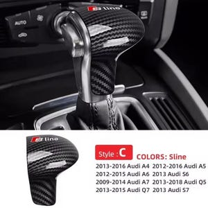 Puede incluir: Pomo de palanca de cambios de fibra de carbono con el logotipo "S line". La imagen muestra el pomo de la palanca de cambios instalado en un coche, con un primer plano del pomo y una imagen separada del pomo. Compatible con los modelos Audi A4, A5, A6, A7, Q5, Q7 y S7.