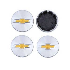 Peut inclure: Quatre enjoliveurs argentés avec le logo Chevrolet. Le logo est une forme de nœud papillon doré. Un enjoliveur est retourné, révélant un dos en plastique noir.