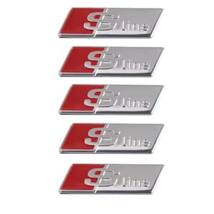 Può includere: Cinque emblemi per auto S line argentati con sfondo rosso. Gli emblemi sono rettangolari con una S curva e la parola "line" in un font sans-serif.