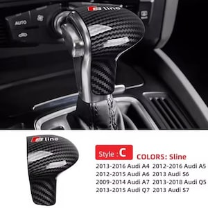 Könnte beinhalten: Schaltknauf aus Kohlefaser mit "S line"-Logo. Das Bild zeigt den Schaltknauf in einem Auto eingebaut, mit einer Nahaufnahme des Knaufs und einem separaten Bild des Knaufs. Kompatibel mit Audi A4, A5, A6, A7, Q5, Q7 und S7 Modellen.