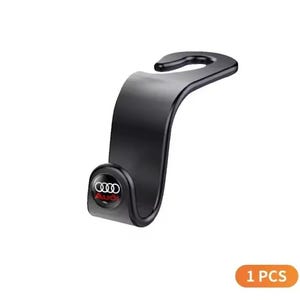 Può includere: Un gancio nero per poggiatesta per auto con il logo Audi rosso e argento. Il gancio è curvo e progettato per appendere oggetti. Il prodotto è mostrato su sfondo bianco.