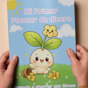Puede incluir: Un libro de tapa blanda titulado Mi Primer Planner de dinero con un fondo de cielo azul claro, un sol amarillo, nubes blancas y un campo verde. Un personaje de dibujos animados con cabeza de flor está sentado junto a una maceta y monedas.