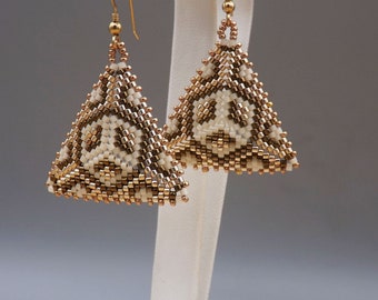 Pendientes tejidos con cuentas en forma de triángulo en marfil, oro y bronce - Joyería de cuentas de semillas - Alambres de orejas de oro -Pendientes de declaración - Joyería geométrica