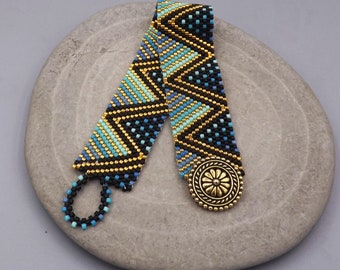 Pulsera con cuentas azules, doradas y negras de Peyote ombre de cuentas azules con cierre de botón estilo Mandella de oro fundido Tierra - Regalo para ella