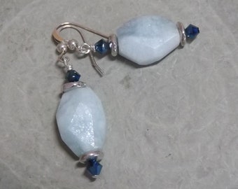 Pendientes únicos de cristal de aguamarina y Swarovski - pendientes de declaración - Piedra de nacimiento de marzo - Regalo para ella - Alambres de oreja de plata de ley azul