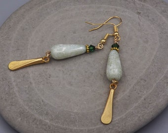 Pendientes chapados en oro - Pendientes de piedra verde y cristal con colgante de oro - Pendientes hechos a mano