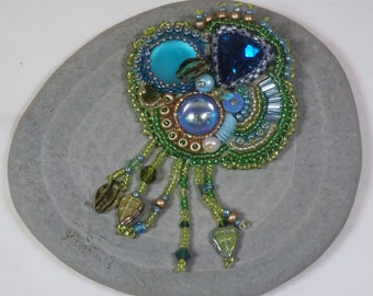 Broche bordado de cuentas Chartreuse y Aqua Blues - Joyería de declaración - regalo para ella - Regalo de aniversario - Broche de colores brillantes