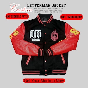 Puede incluir: Chaqueta universitaria negra con mangas de cuero rojas. La chaqueta presenta parches de chenilla blanca con las letras "OH MADE" y un escudo. El texto "Custom" y "Letterman Jacket" están en la parte superior. La chaqueta tiene puños y ribetes a rayas rojas y negras.