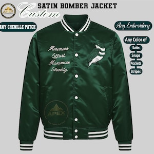Puede incluir: Chaqueta bomber de satén verde oscuro con ribete a rayas blancas y negras. La chaqueta presenta un gráfico de pájaro y las palabras "Minimize Effort, Maximize Identity". El texto adicional incluye "Any Chenille Patch" y "Any Embroidery."