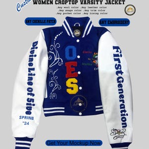 Puede incluir: Una chaqueta universitaria azul y blanca personalizada con el texto "WOMEN CROPTOP VARSITY JACKET". La chaqueta tiene mangas blancas con el texto "Divine Line of 5ive" y "First Generation". La chaqueta tiene las letras "OES" en la parte delantera.