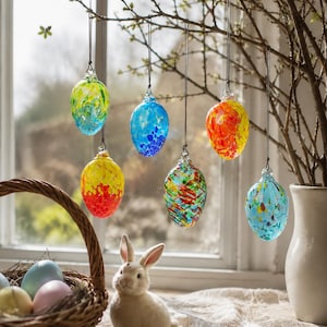 Handgefertigter Ostereier-Sonnenfänger aus Glas, farbenfroher Osterschmuck zum Aufhängen, Frühlingsfensterdekoration, Osterbaumschmuck, einzigartiges Glaskunstgeschenk
