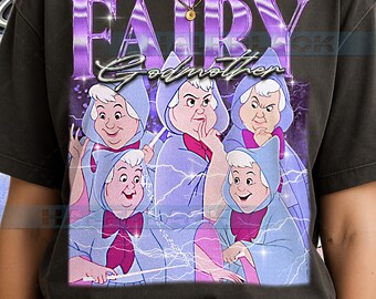Op de afbeelding: Donkergrijs t-shirt met een afbeelding van de Fee van Assepoester. Het ontwerp bevat het woord "FAIRY" in een paarse, glinsterende letter, met "Godmother" in cursief eronder. De Fee wordt afgebeeld in haar klassieke blauwe en roze kleding.