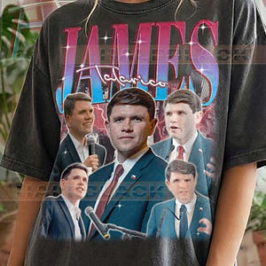 Puede incluir: Una taza de cerámica blanca con un asa negra y el texto "But First, Coffee" en negrita negra. La taza se encuentra sobre un fondo borroso, sugiriendo un ambiente acogedor.