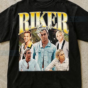 Peut inclure: T-shirt noir avec un graphisme de style vintage du groupe Riker Lynch. Le design comprend une photo de groupe des membres du groupe avec le nom du groupe en jaune et blanc.