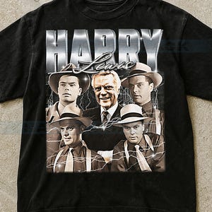Puede incluir: Camiseta negra con un diseño vintage. El texto "HARRY Lewis" está en una fuente plateada metálica. El gráfico incluye un collage de imágenes en blanco y negro de hombres con sombreros y trajes, con rayos.