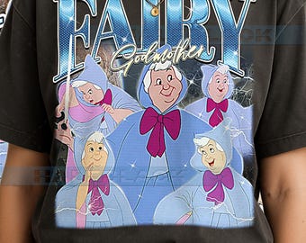 Op de afbeelding: Donkergrijs T-shirt met een afbeelding van de Goede Fee uit Assepoester. Het ontwerp bevat het woord "FAIRY" in een blauw, sprankelend lettertype boven de woorden "Godmother" in een scriptlettertype. De Goede Fee is afgebeeld in een blauwe mantel.