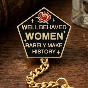 Bold Feminist Zitat Emaille Pin - Gut erzogene Frauen schreiben selten Geschichte - Dark Academia Gold Brosche Set