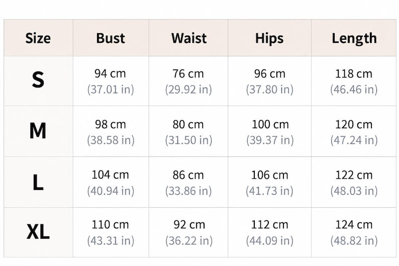 Może przedstawiać: Tabela rozmiar&oacute;w z czarnym tekstem na białym tle. Kolumny są oznaczone jako Size, Bust, Waist, Hips oraz Length. Wiersze dla rozmiar&oacute;w S, M, L i XL zawierają wymiary w centymetrach i calach dla każdej kategorii, ułatwiające wyb&oacute;r odpowiedniego rozmiaru.