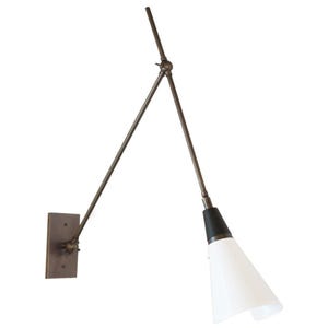 Könnte beinhalten: Eine Wandleuchte in Bronzetönen mit verstellbarem Arm. Sie hat eine rechteckige Basis, einen langen, abgewinkelten Arm und einen weißen, konisch geformten Schirm mit schwarzem Akzent. Das Design ist modern und minimalistisch. Maße in Zentimetern.