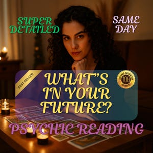 Op de afbeelding: Een vrouw met donker krullend haar zit aan een tafel met tarotkaarten. De afbeelding bevat de tekst "WHAT'S IN YOUR FUTURE?" en "PSYCHIC READING". Extra tekst is "SUPER DETAILED", "SAME DAY" en "BEST SELLER".