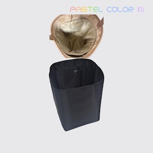 Könnte beinhalten: Zwei Tragetaschen werden gezeigt. Die obere Tasche ist beige mit floralem Innenfutter und braunen Griffen. Die untere Tasche ist schwarz mit einer Tasche. Der Text "PASTEL COLOR IN" steht oben.