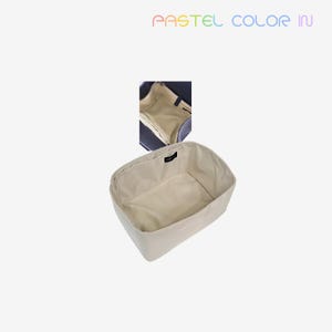 Op de afbeelding: Een beige rechthoekige tassenorganizer met een lichtgekleurd interieur. De afbeelding toont ook een marineblauwe tas met een beige interieur. De tekst "PASTEL COLOR IN" wordt in pastelkleuren bovenaan de afbeelding weergegeven.