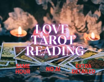 Puede incluir: Una colección de cartas de tarot extendidas con dos velas encendidas. El texto dice LOVE TAROT READING, SAME HOUR, NO AI y EXTRA DETAILED. Las cartas presentan varias ilustraciones y las velas proporcionan un brillo cálido.