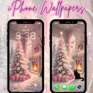 Puede incluir: Dos pantallas de iPhone que muestran un fondo de pantalla rosa con temática navideña. El fondo de pantalla presenta un árbol de Navidad decorado, una chimenea y regalos envueltos. El texto "iPhone Wallpapers" está escrito en cursiva en la parte superior.