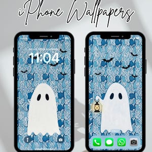 Puede incluir: Dos pantallas de iPhone que muestran fondos de pantalla con temática de Halloween. Los fondos de pantalla presentan un fantasma blanco sobre un fondo azul estampado con murciélagos negros. Un fantasma sostiene una linterna. El texto "iPhone Wallpapers" está en la parte superior.
