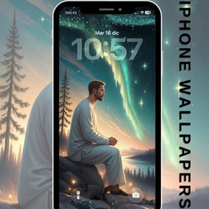 Puede incluir: Un iPhone que muestra un fondo de pantalla sereno con un hombre sentado en una roca, contemplando un paisaje bajo la aurora boreal. La pantalla muestra la fecha y la hora. Las palabras "IPHONE WALLPAPERS" están impresas verticalmente a la derecha.