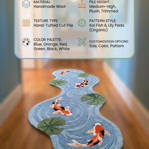 Puede incluir: Una alfombra de lana hecha a mano con pelo cortado a mano. La alfombra presenta un fondo azul con un patr&oacute;n de peces koi y nen&uacute;fares. La paleta de colores incluye azul, naranja, rojo, verde, negro y blanco. Opciones de personalizaci&oacute;n: tama&ntilde;o, color y patr&oacute;n.