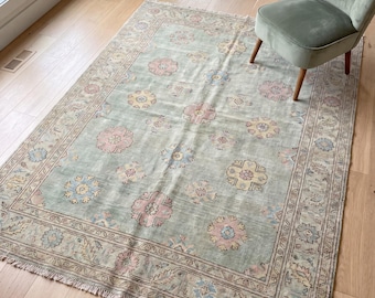 Tappeto Oushak vintage annodato a mano, verde salvia, floreale, in lana, stile turco, dai colori pastello tenui, ideale per arredare la casa.