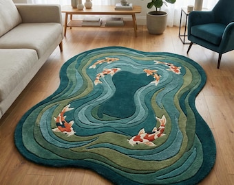 Könnte beinhalten: Dekorativer Teppich mit einem Koi-Teich-Design. Der Teppich hat einen geschichteten Effekt, wobei Schattierungen von Türkis und Grün die Illusion von Wasser erzeugen. Mehrere Koi-Fische in Orange, Weiß und Schwarz schwimmen in dem Teich.