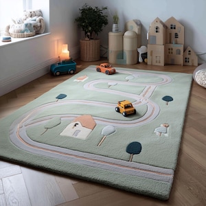 Può includere: Un tappeto gioco per bambini verde chiaro con un design stradale, con una strada tortuosa, alberi e una casa. Tre macchinine giocattolo sono posizionate sul tappeto. Il tappeto è realizzato in materiale morbido ed è progettato per il gioco fantasioso.