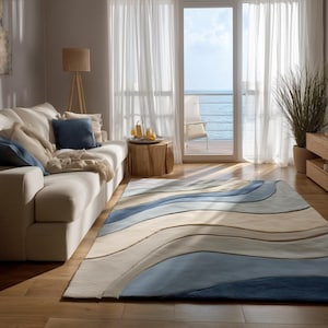 Könnte beinhalten: Ein rechteckiger Teppich mit einem wellenförmigen Muster in Blau- und Beigetönen. Der Teppich liegt auf einem Holzboden in einem Wohnzimmer. Der Raum hat ein Sofa, einen Beistelltisch aus Holz und Meerblick.
