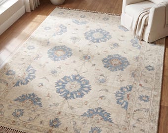 Tappeto Oushak annodato a mano, avorio, con motivi floreali blu, in lana turca, ideale per arredare un ampio soggiorno.